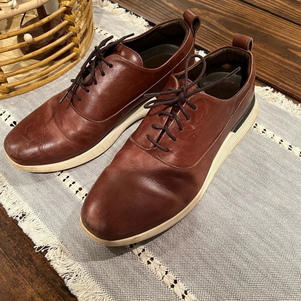 Wolf and Shepherd crossover long wing Men's Brown Leather Shoes, size 9M, GUC